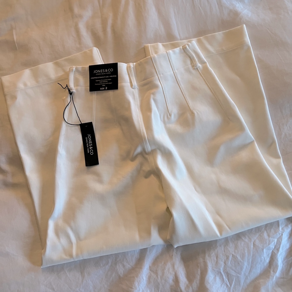 JONES & CO • CROPPED STRAIGHT LEG • MID RISE • SIZE 2 • White with front pockets